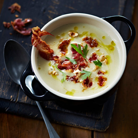 Jordskokkesuppe med hasselnødder og pancettacrumble